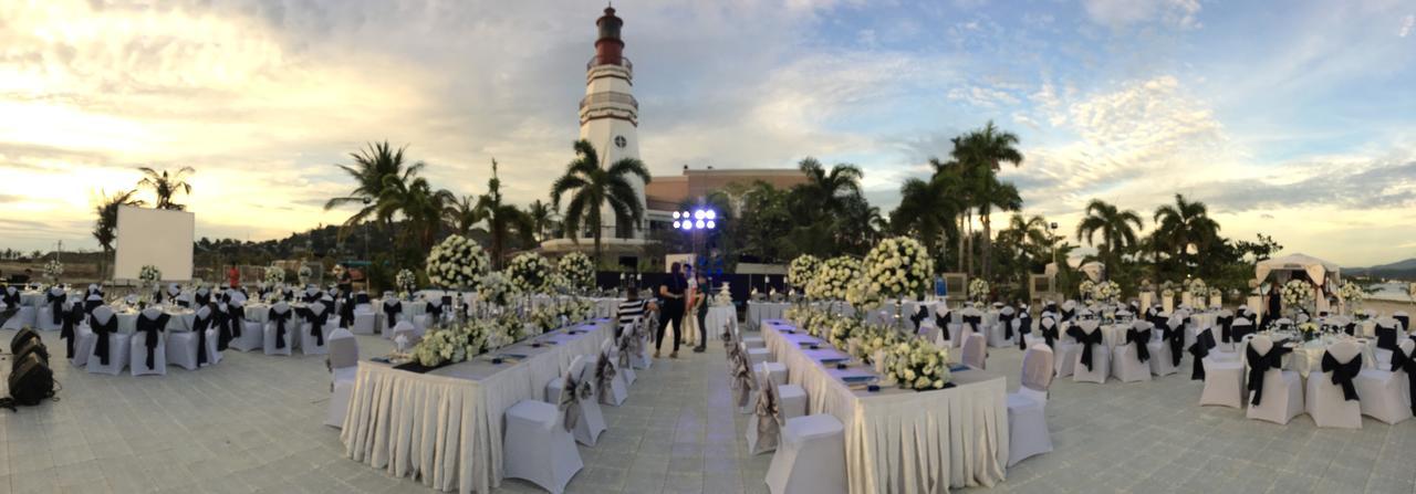 The Lighthouse Marina Resort Olongapo Buitenkant foto