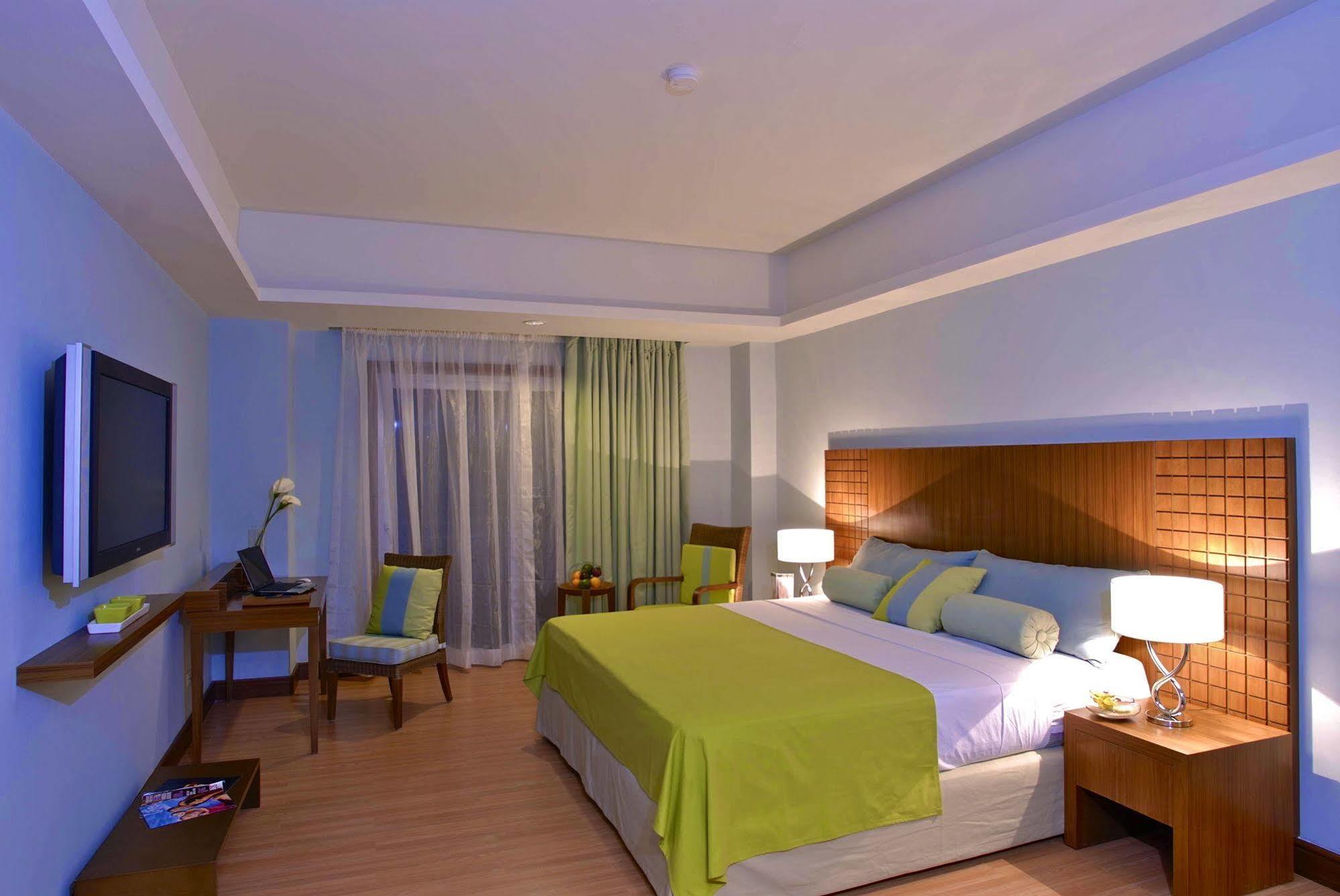 The Lighthouse Marina Resort Olongapo Buitenkant foto